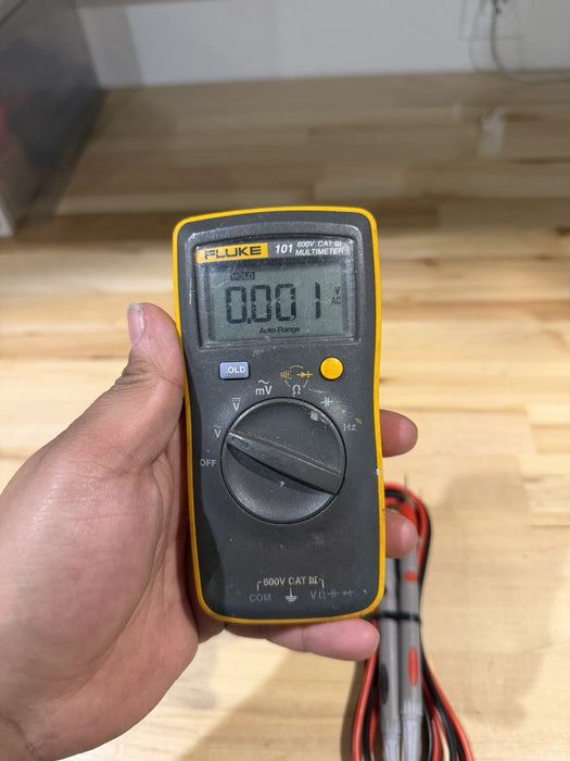 FLUKE 101 600VCAT III MULTIMETER W/ LEADS & CLIPS - SHIPS FAST
