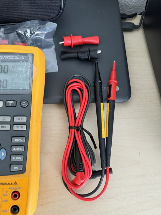 FLUKE 725 MULTIFUNCTION PROCESS CALIBRATOR WITH LEADS & BAG