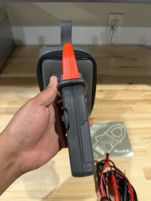 FLUKE 30 CLAMP METER W/ LEADS & CLIPS - SHIPS FAST