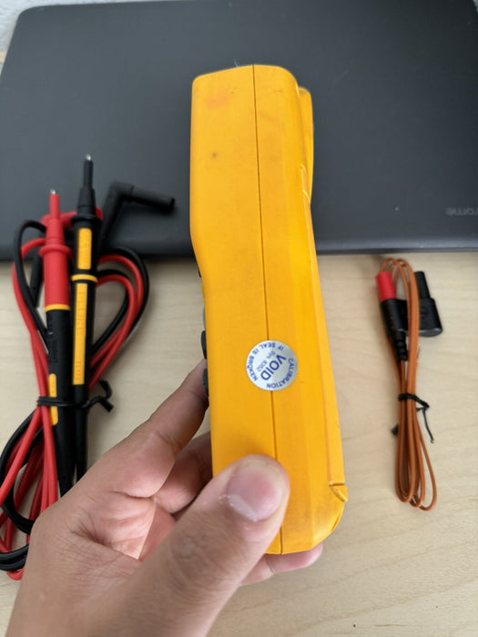 FLUKE 714B THERMOCOUPLE CALIBRATOR WITH LEADS & PROBE