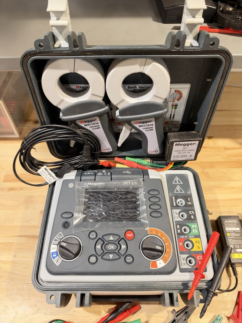 MEGGER DET2/3 GROUND TESTER W/ MCC1010 & MVC1010 CLAMP & LEDS -TESTED SHIPS FAST