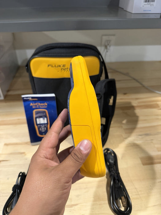 FLUKE NETWORKS AIRCHECK WIFI TESTER WITH CHARGER & BAGE