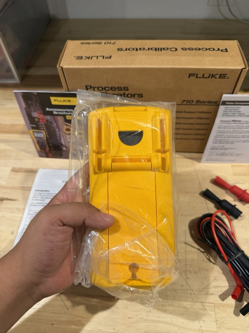 FLUKE 715 VOLT/MA CALIBRATOR W/ LEADS & CLIPS FREE SHIPPING