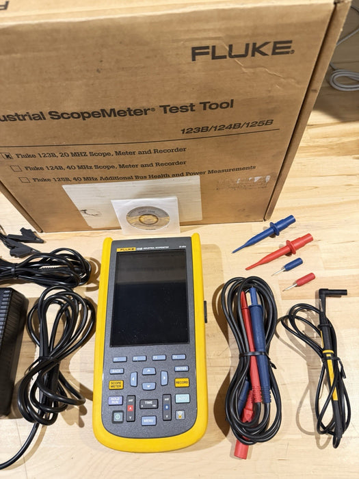 FLUKE 123B INDUSTRIAL SCOPEMETER 20MHZ W/ ACCESSORIES & BAG - FREE SHIPPING