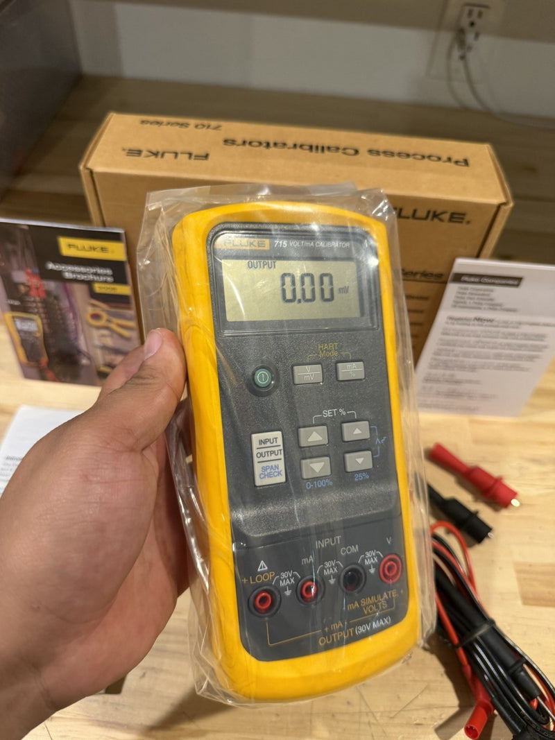 FLUKE 715 VOLT/MA CALIBRATOR W/ LEADS & CLIPS FREE SHIPPING