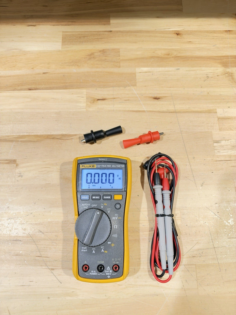FLUKE 117 TRUE RMS MULTIMETER W/ LEADS & CLIPS - SHIPS FAST