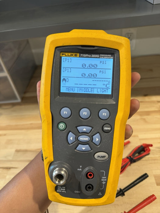 FLUKE 719 PRO 300G ELECTRIC PRESSURE CALIBRATOR W/ ACCESSORIES (SHIPS FREE)