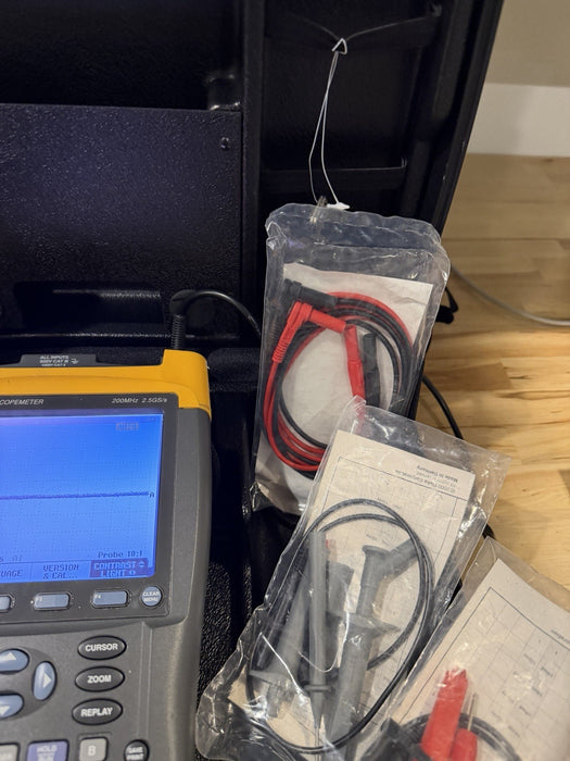 FLUKE 199B SCOPEMETER 200MHZ 2.5GS/S WITH ACCESSORIES & CASE TESTED