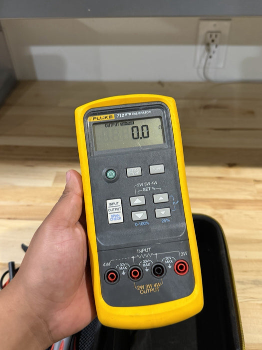 FLUKE 712B RTD CALIBRATOR W/ CASE & ACCESSORIES - TESTED