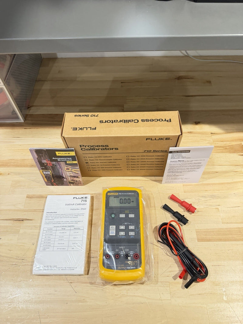 FLUKE 715 VOLT/MA CALIBRATOR W/ LEADS & CLIPS FREE SHIPPING