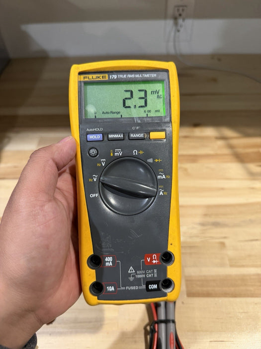 FLUKE 179 TRUE RMS MULTIMETER W/ LEADS- SHIPS FAST (TESTED)