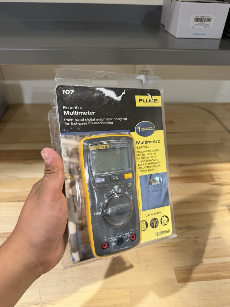 FLUKE 107 METER AC/DC 600V CAT III MULTIMETER WITH LEADS