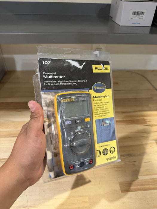 FLUKE 107 METER AC/DC 600V CAT III MULTIMETER WITH LEADS