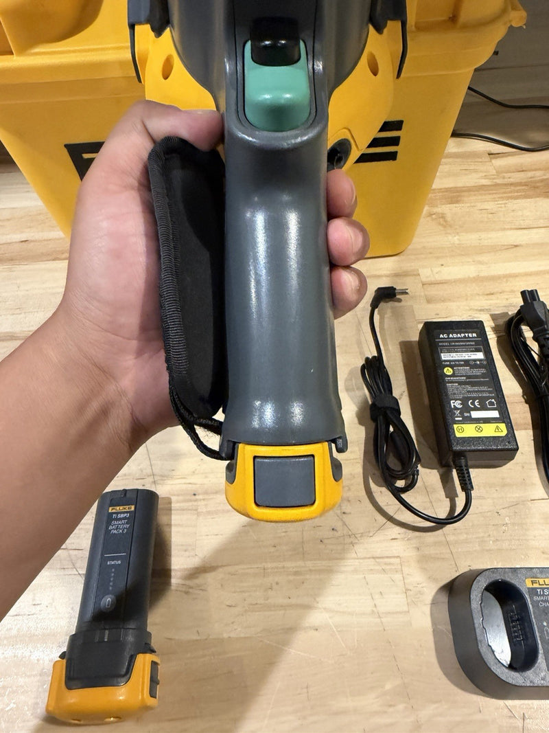 FLUKE TI480PRO IR CAMERA 60HZ, 640 X 480 , 2 BATTERIES W/ CHARGE & CASE -TESTED