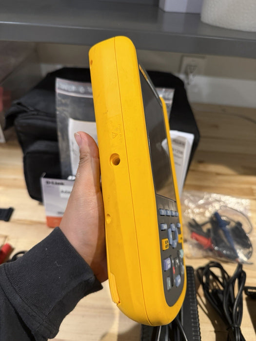 FLUKE 123B INDUSTRIAL SCOPEMETER 20MHZ W/ ACCESSORIES & BAG - FREE SHIPPING