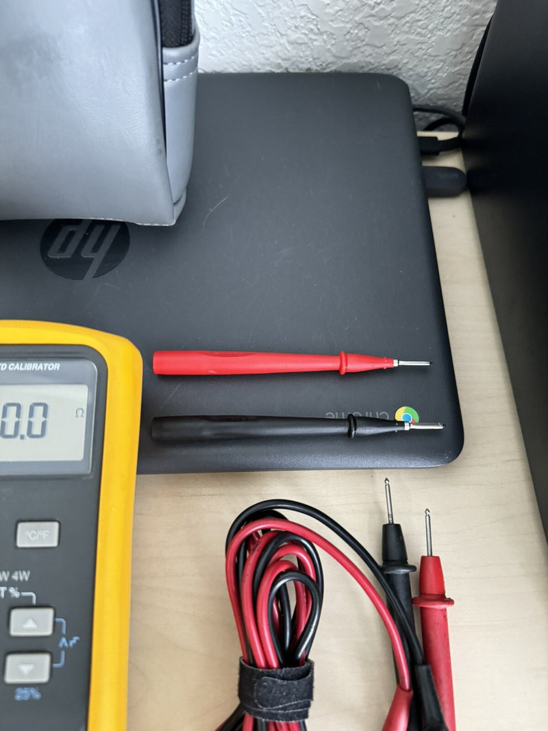 FLUKE 712 RTD PROCESS CALIBRATOR WITH LEADS & BAG