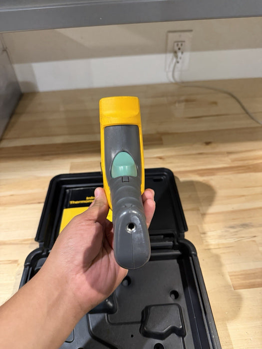 FLUKE 568 IR THERMOMETER WITH CASE TESTED