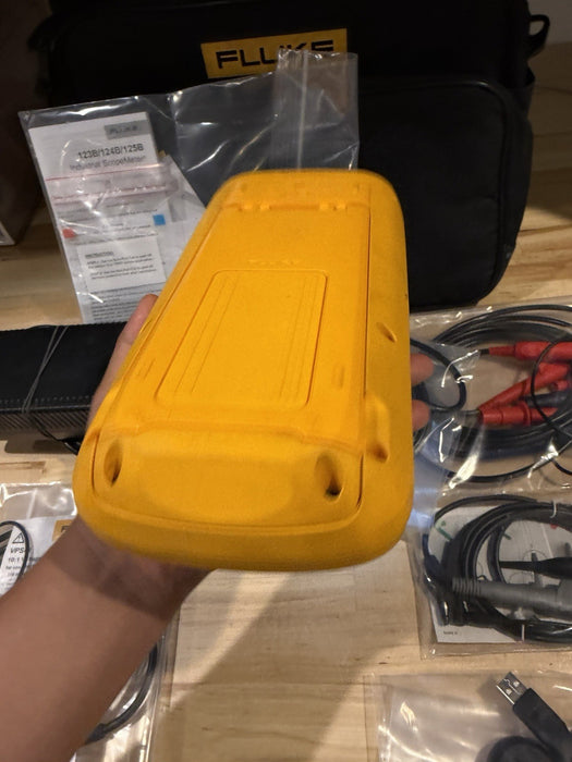FLUKE 125B INDUSTRIAL SCOPEMETER 40MHZ WITH ACCESSORIES & BAG