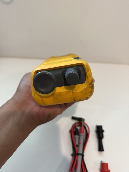 FLUKE 718-100G PRESSURE CALIBRATOR WITH LEADS & CLIPS