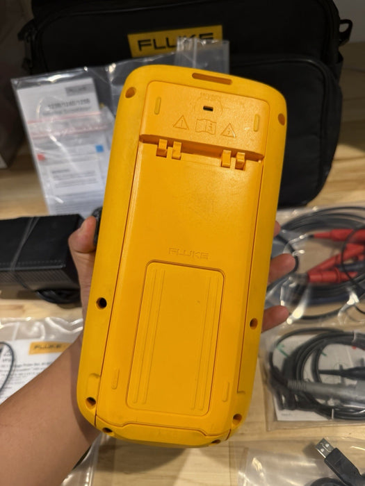 FLUKE 125B INDUSTRIAL SCOPEMETER 40MHZ WITH ACCESSORIES & BAG