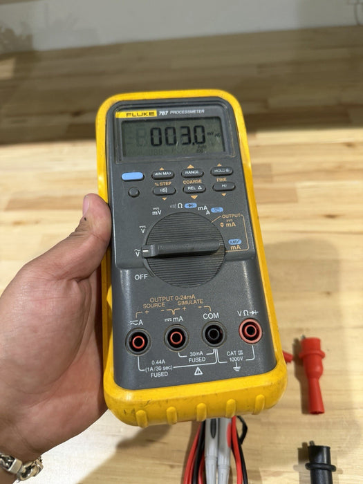 FLUKE 787 PROCESSMETER WITH LEADS & CLIPS FOR PARTS