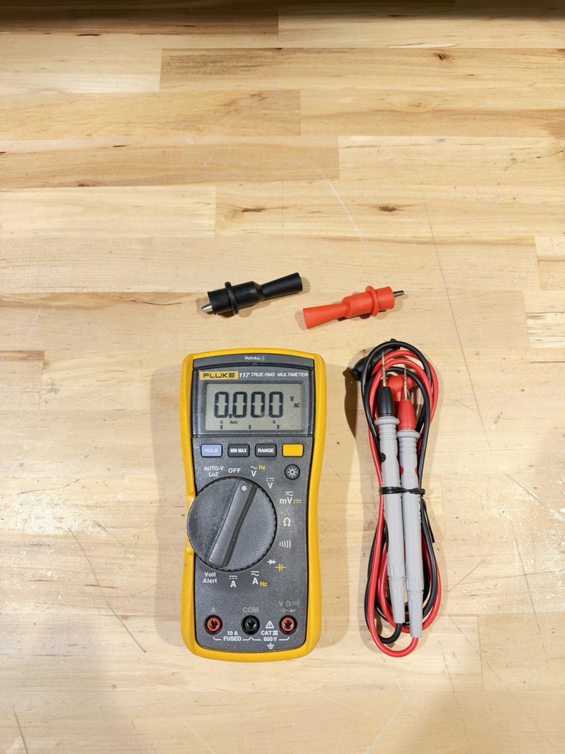 FLUKE 117 TRUE RMS MULTIMETER W/ LEADS & CLIPS - SHIPS FAST
