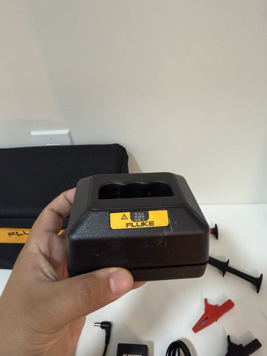 FLUKE 744 DOCUMENTING PRCESS CALIBRATOR WITH LEADS & CHARGER TESTED