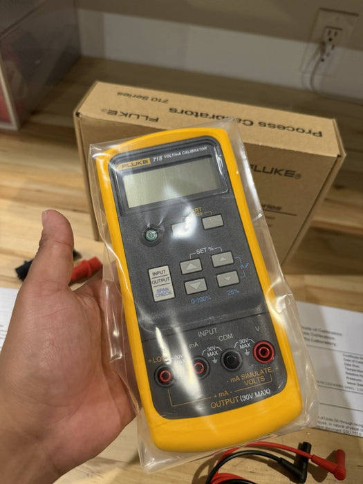 FLUKE 715 VOLT/MA CALIBRATOR WITH LEADS & CLIPS