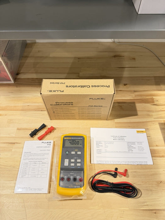 FLUKE 715 VOLT/MA CALIBRATOR WITH LEADS & CLIPS