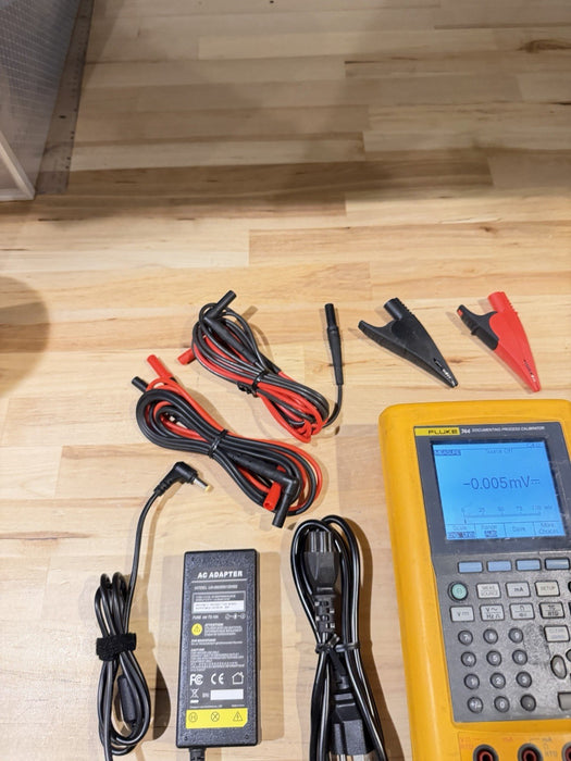FLUKE 744 DOCUMENTING PRCESS CALIBRATOR W/ LEADS & CHARGER (CALIBRATED 2025)