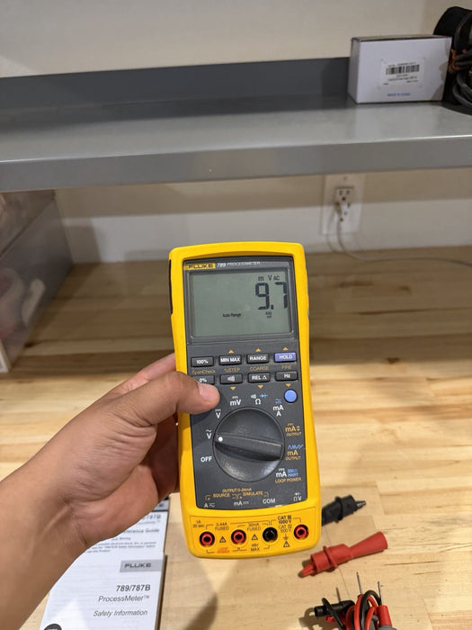 FLUKE 789 PROCESSMETER WITH LEADS & CLIPS TESTED