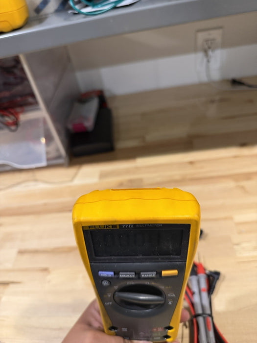 FLUKE 77-IV MULTIMETER W / LEAD SET & CLIPS - SHIPS FAST (TESTED)