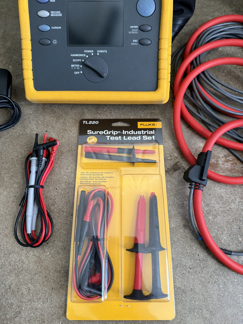 FLUKE 1735 THREE-PHASE POWER LOGGER WITH PROBES & CASE & CHARGER