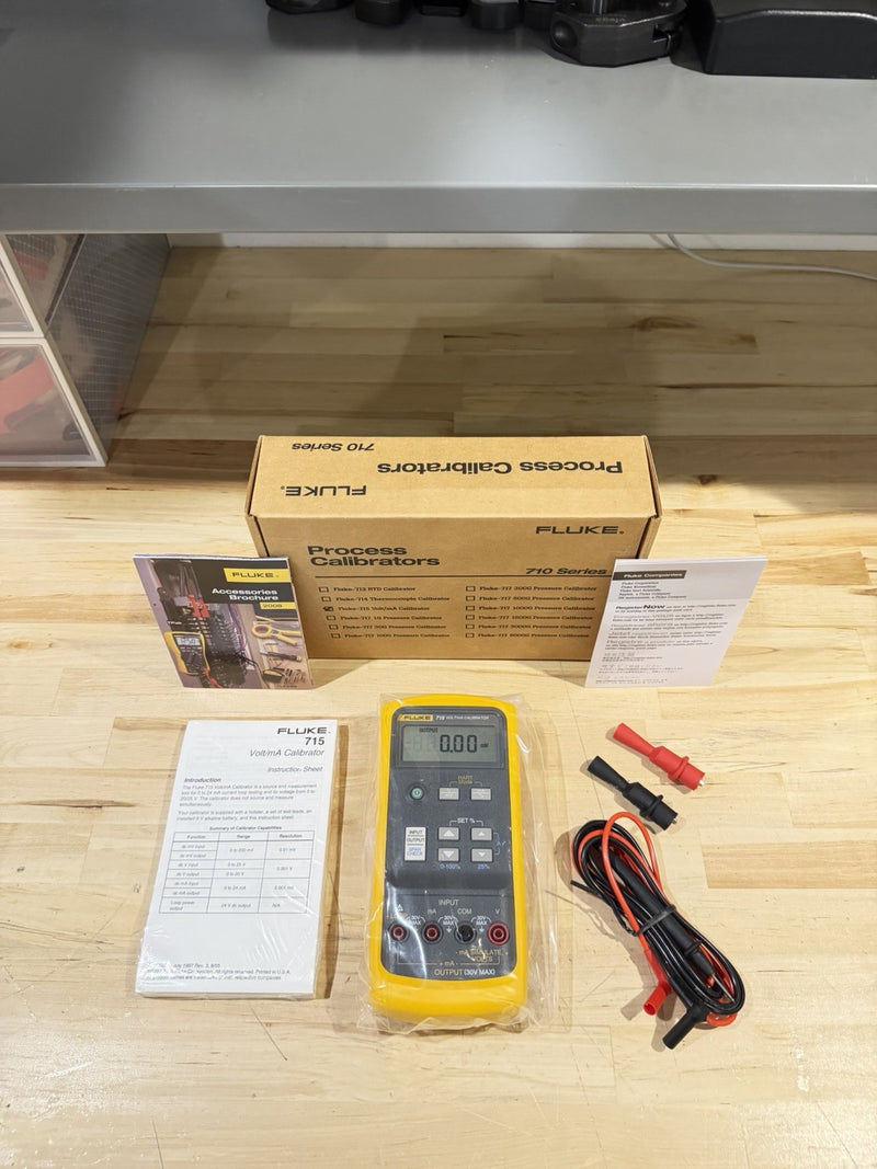 FLUKE 715 VOLT/MA CALIBRATOR W/ LEADS & CLIPS FREE SHIPPING