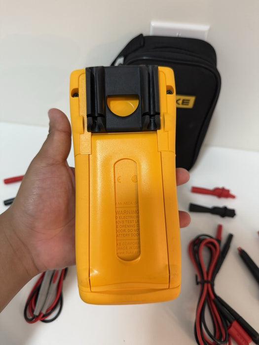 FLUKE 724 TEMPERATURE CALIBRATOR METER WITH ACCESSORIES