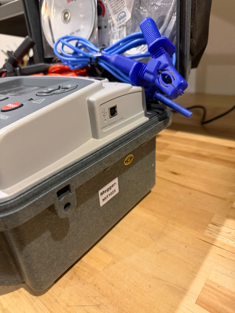 MEGGER MIT1025 10KV INSULATION TESTER WITH CHARGER & LEADS