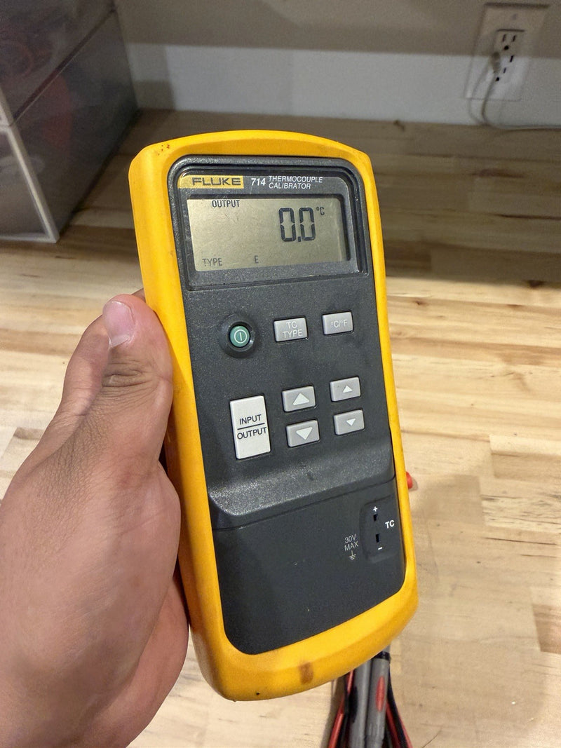 FLUKE 714 THERMOCOUPLE CALIBRATOR WITH ACCESSORIES