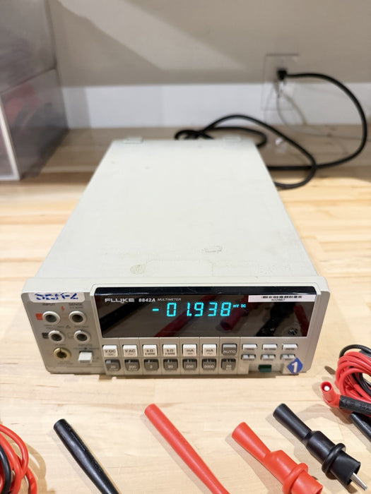 FLUKE 8842A MULTIMETER W/ LEADS & CLIPS / CHARGER - FREE SHIPPING