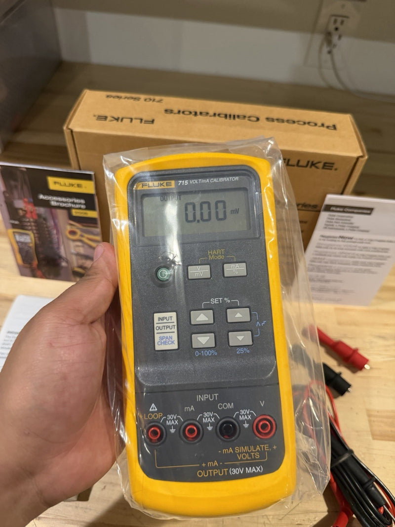 FLUKE 715 VOLT/MA CALIBRATOR W/ LEADS & CLIPS FREE SHIPPING