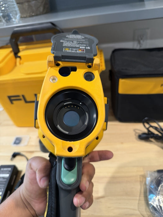 FLUKE TI480PRO IR CAMERA 60HZ 640 X 480 2 BATTERIES W/ CHARGE & CASE -SHIPS FREE