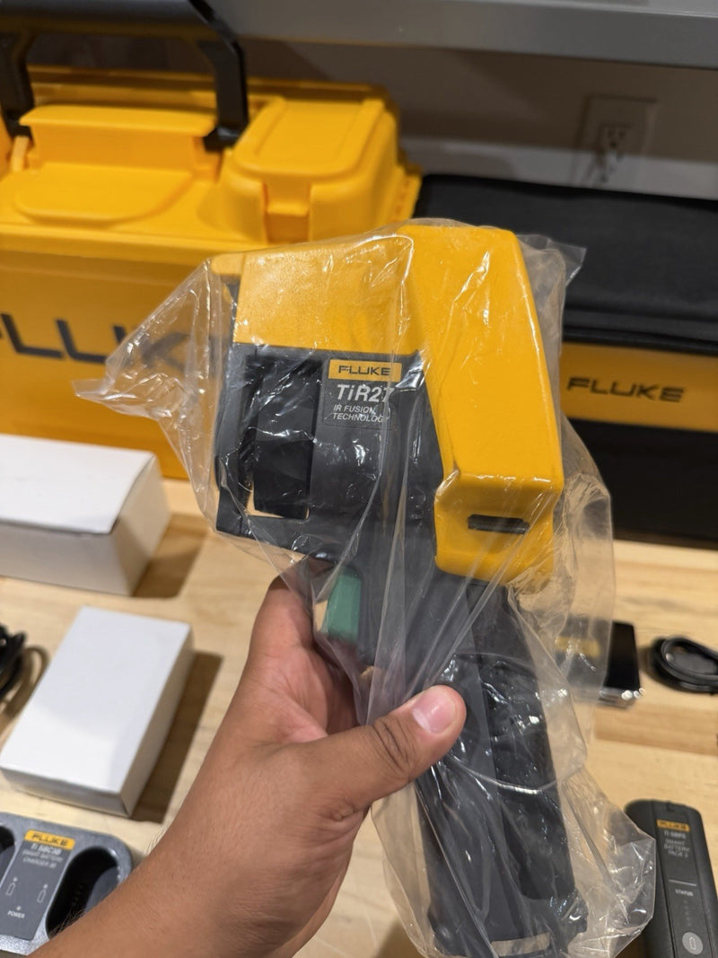 FLUKE TIR27 THERMAL IMAGER KIT 60HZ W/ BATTERIES & CHARGER TESTED RARE