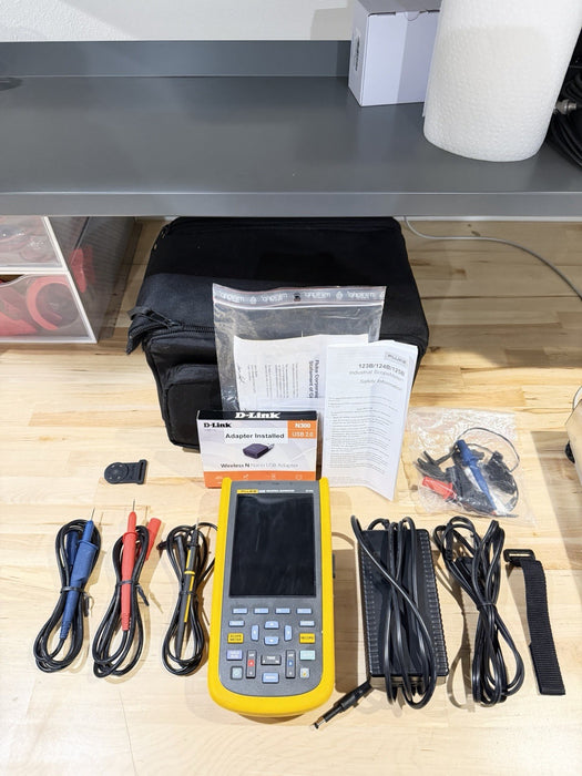 FLUKE 123B INDUSTRIAL SCOPEMETER 20MHZ W/ ACCESSORIES & BAG - FREE SHIPPING