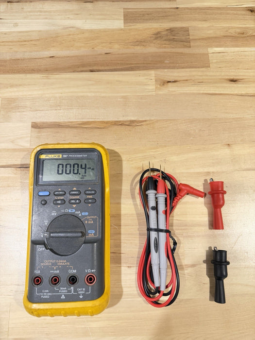 FLUKE 787 PROCESSMETER W/LEADS & CLIPS (SHIPS FAST)  (LIGHT DOESNT WORK)
