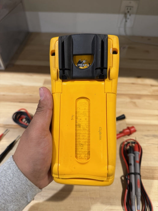 FLUKE 189 TRUE RMS MULTIMETER WITH LEADS AND CLIPS USED