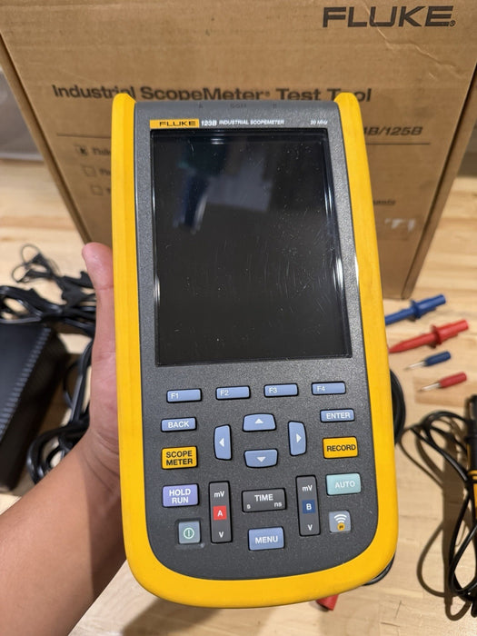 FLUKE 123B INDUSTRIAL SCOPEMETER 20MHZ W/ ACCESSORIES & BAG - FREE SHIPPING