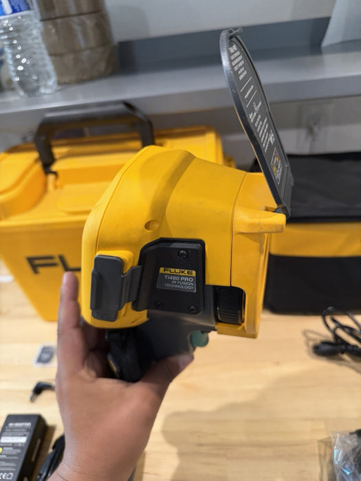 FLUKE TI480PRO IR CAMERA 60HZ 640 X 480 2 BATTERIES W/ CHARGE & CASE -SHIPS FREE