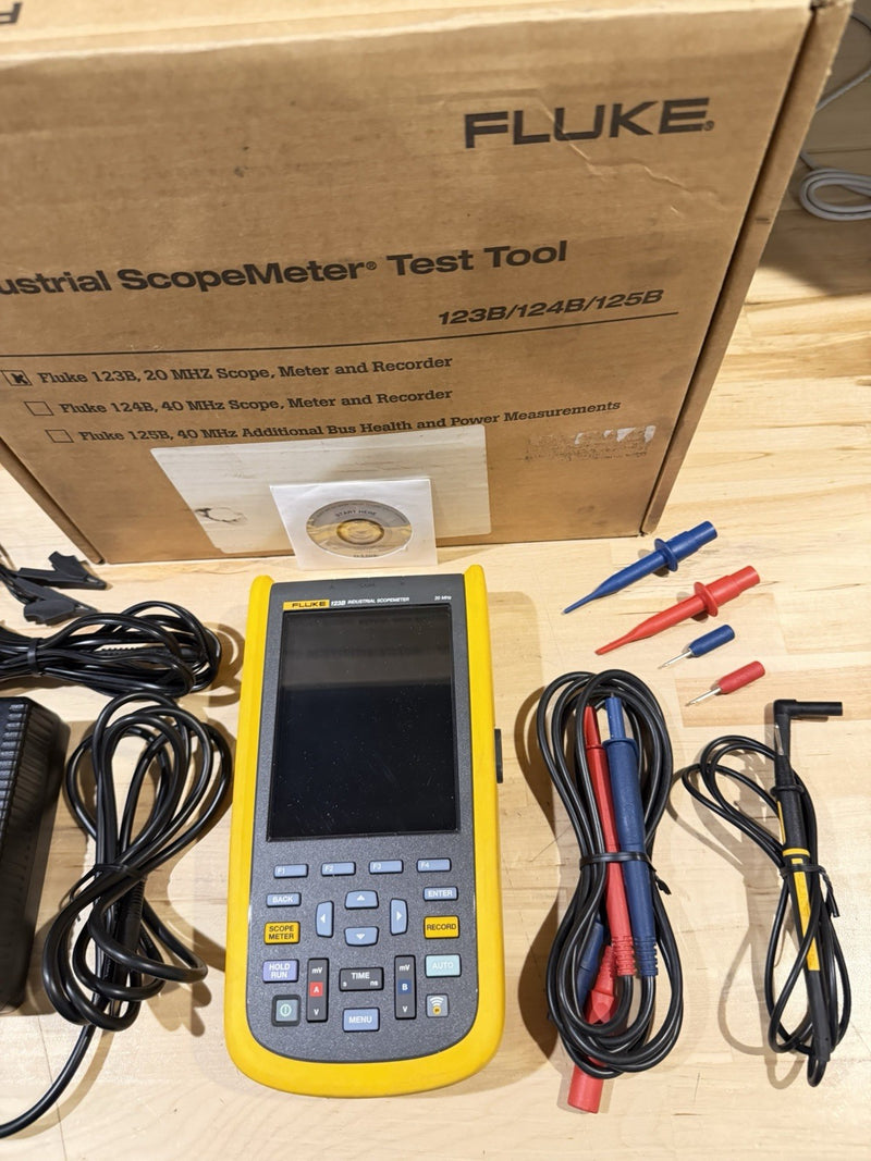 FLUKE 123B INDUSTRIAL SCOPEMETER 20MHZ WITH ACCESSORIES & BAG