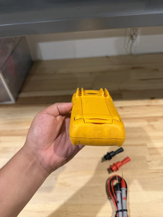 FLUKE 179 MULTIMETER W/ LEADS & CLIPS (SHIPS FAST)