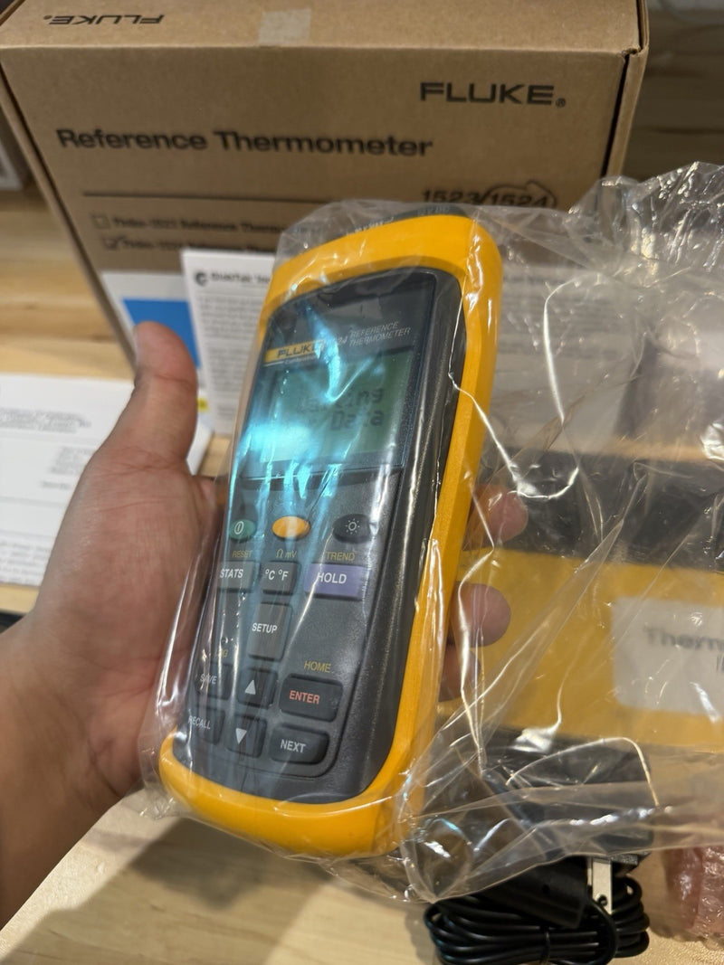 FLUKE 1524 REFERENCE THERMOMETER WITH PROBE & BAG CALIBRATED 2025