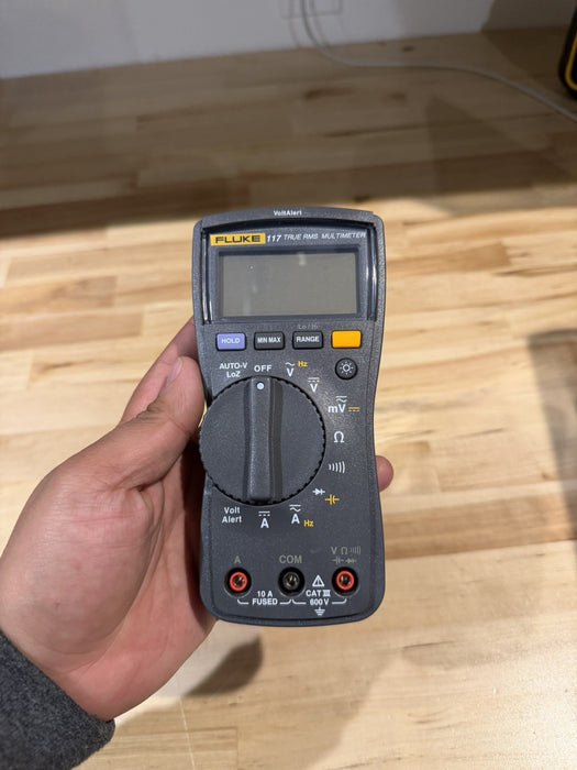 FLUKE 117 TRUE RMS MULTIMETER (PARTS ONLY) FOR PARTS - SHIPS FAST